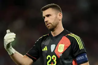الكرة الذهبية.. أوناي سيمون يحصد جائزة أفضل حارس مرمى في العالم 2026 27 أكتوبر 2026 12:40 ص